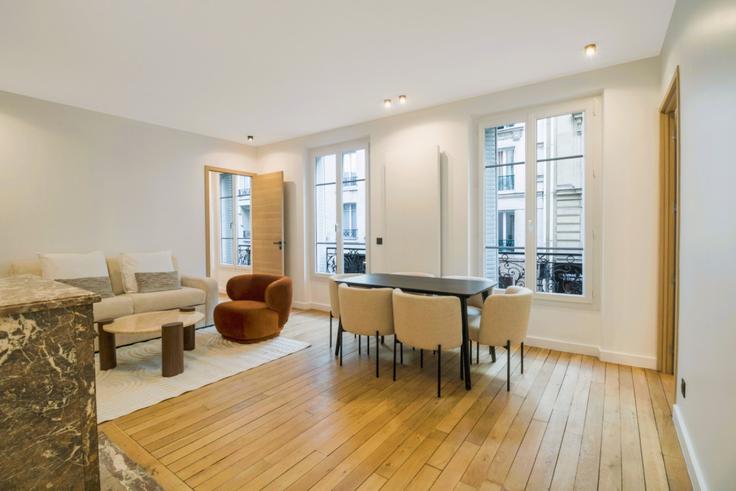 Paris 16th arrondissementのBuilding Rue Copernic - evengestion - 1520584のアパートメントにある、モダンな家具を備えたエレガントなデザインのリビングルーム