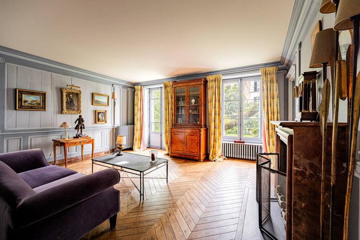 Elegant gestaltetes Wohnzimmer mit moderner Einrichtung in einer Wohnung im Building Rue Girardon - evengestion - 1522309 in 18th arrondissement, Paris