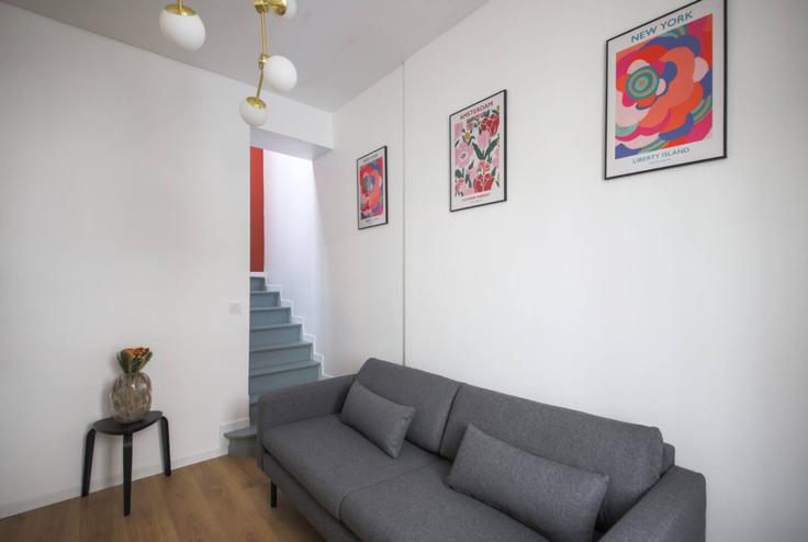 Elegante sala de estar con mobiliario moderno en un apartamento en Building Place du Commerce - evengestion - 1523141 en 15th arrondissement, Paris