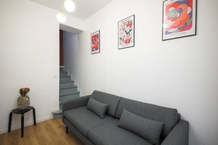 Elegante sala de estar con mobiliario moderno en un apartamento en Building Place du Commerce - evengestion - 1523141 en 15th arrondissement, Paris