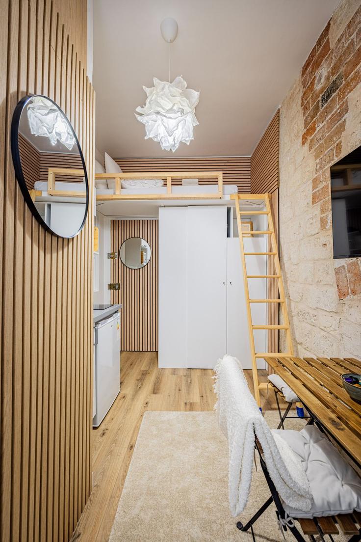 Building Rue Lamandé - evengestion - 1525732 adresindeki bir dairede modern mobilyalarla zarif bir şekilde tasarlanmış oturma odası 17th arrondissement, Paris