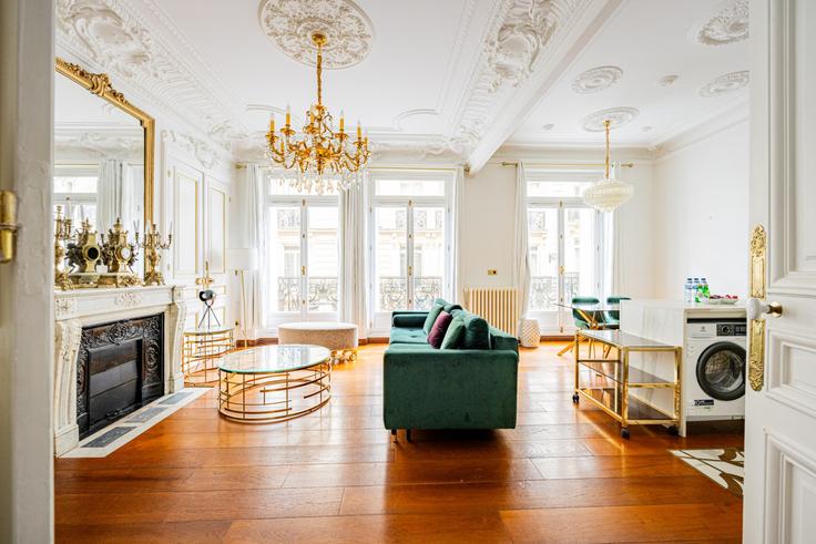 Salle de séjour élégante avec mobilier moderne dans un appartement à Building Rue Chambiges - evengestion - 1534621 à 8th arrondissement, Paris Salle de séjour élégante avec mobilier moderne dans un appartement à Building Rue Chambiges - evengestion - 1534621 à 8th arrondissement, Paris