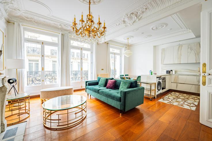 Paris 8th arrondissementのBuilding Rue Chambiges - evengestion - 1534621のアパートメントにある、モダンな家具を備えたエレガントなデザインのリビングルーム