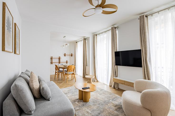 Elegante sala de estar con mobiliario moderno en un apartamento en Building Rue des immeubles Industriels - evengestion - 1538657 en 11th arrondissement, Paris