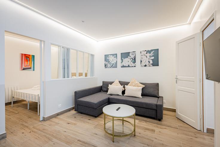 Sala de estar elegantemente projetada com móveis modernos em um apartamento no Building Rue de Saint-Pétersbourg - evengestion - 1540305 em 8th arrondissement of Paris, Paris Sala de estar elegantemente projetada com móveis modernos em um apartamento no Building Rue de Saint-Pétersbourg - evengestion - 1540305 em 8th arrondissement of Paris, Paris