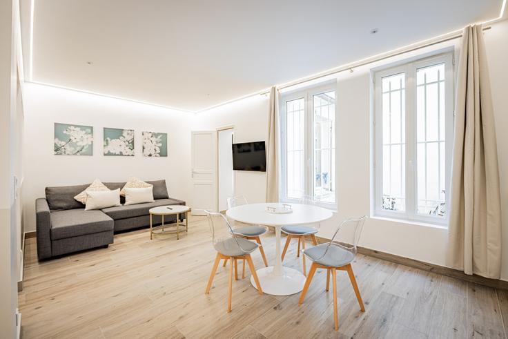 Elegant gestaltetes Wohnzimmer mit moderner Einrichtung in einer Wohnung im Building Rue de Saint-Pétersbourg - evengestion - 1540305 in 8th arrondissement of Paris, Paris Elegant gestaltetes Wohnzimmer mit moderner Einrichtung in einer Wohnung im Building Rue de Saint-Pétersbourg - evengestion - 1540305 in 8th arrondissement of Paris, Paris