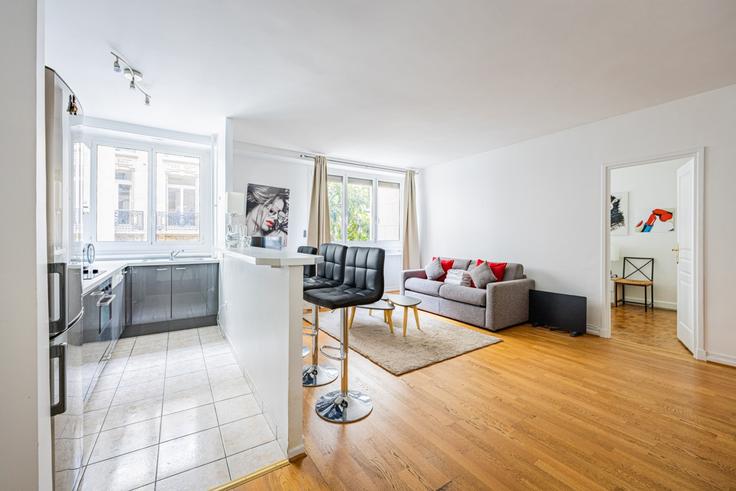 Building Rue Spontini - evengestion - 1541897 adresindeki bir dairede modern mobilyalarla zarif bir şekilde tasarlanmış oturma odası 16th arrondissement, Paris