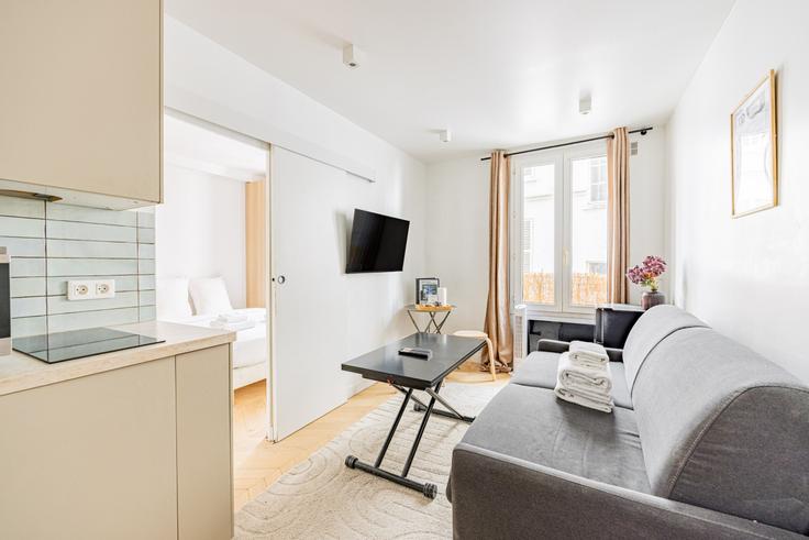 Salle de séjour élégante avec mobilier moderne dans un appartement à Building Rue de Grenelle - evengestion - 1548749 à 7th arrondissement, Paris