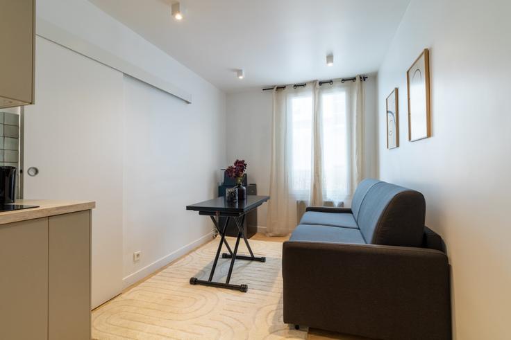 Building Rue de Grenelle - evengestion - 1548749 adresindeki bir dairede modern mobilyalarla zarif bir şekilde tasarlanmış oturma odası 7th arrondissement, Paris