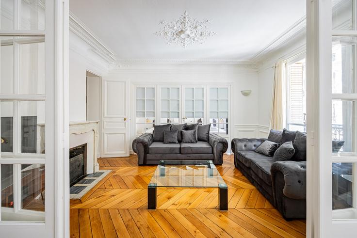 Salle de séjour élégante avec mobilier moderne dans un appartement à Building Rue Barye - evengestion - 1556346 à 17th arrondissement, Paris