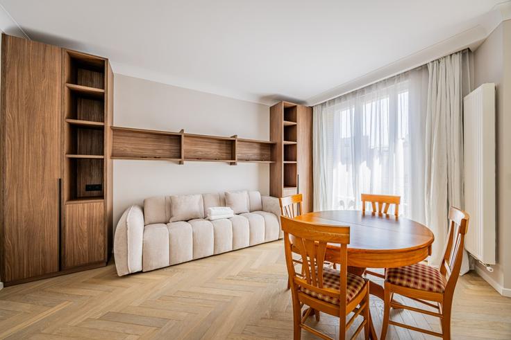Sala de estar elegantemente projetada com móveis modernos em um apartamento no Building Rue Agar - evengestion - 1558189 em 16th arrondissement, Paris