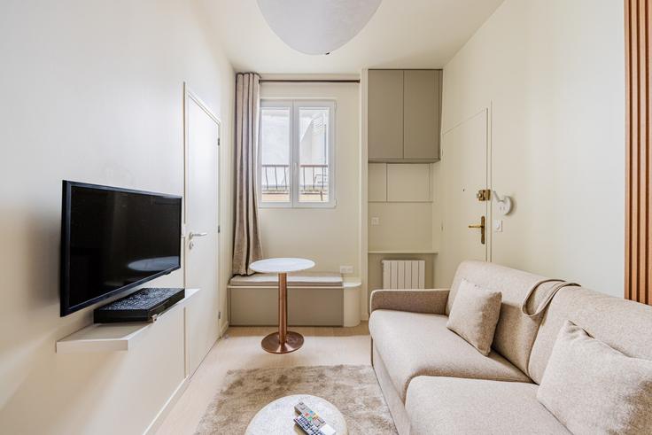 Elegante sala de estar con mobiliario moderno en un apartamento en Building Rue Houdon - evengestion - 1560836 en 18th arrondissement, Paris Elegante sala de estar con mobiliario moderno en un apartamento en Building Rue Houdon - evengestion - 1560836 en 18th arrondissement, Paris