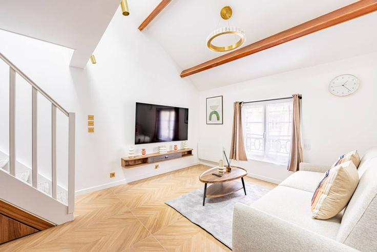 Sala de estar elegantemente projetada com móveis modernos em um apartamento no Building Rue aux Ours - evengestion - 1563277 em 3rd arrondissement, Paris Sala de estar elegantemente projetada com móveis modernos em um apartamento no Building Rue aux Ours - evengestion - 1563277 em 3rd arrondissement, Paris