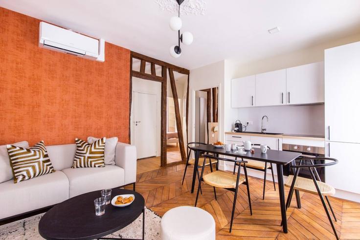 Building Rue Washington - evengestion - 1563280 adresindeki bir dairede modern mobilyalarla zarif bir şekilde tasarlanmış oturma odası 8th arrondissement, Paris