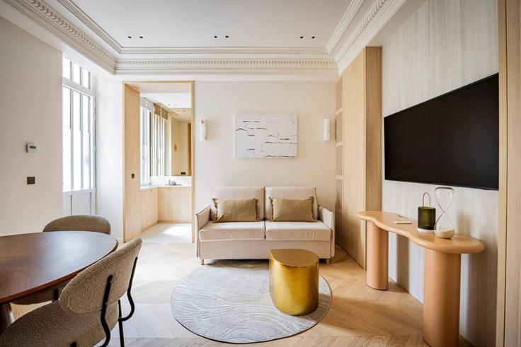 3rd arrondissement, Paris에 위치한 Building Rue Notre Dame de Nazareth - evengestion - 1568810 유닛의 세련된 인테리어가 돋보이는 거실