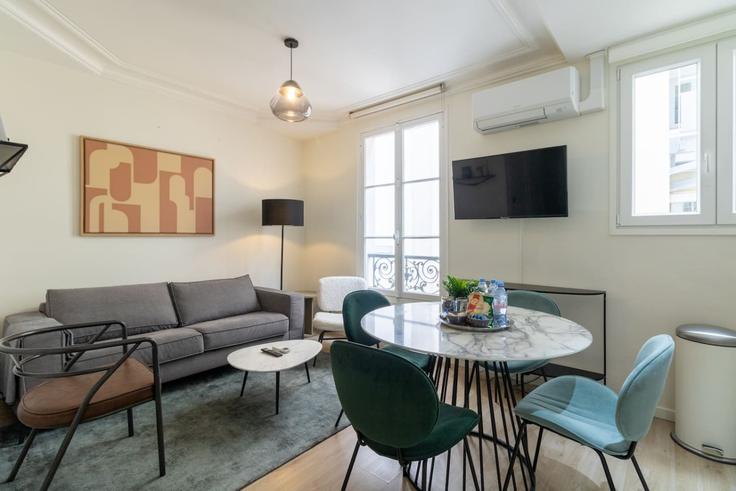 Sala de estar elegantemente projetada com móveis modernos em um apartamento no Building Rue Washington - evengestion - 1571029 em 8th arrondissement, Paris Sala de estar elegantemente projetada com móveis modernos em um apartamento no Building Rue Washington - evengestion - 1571029 em 8th arrondissement, Paris