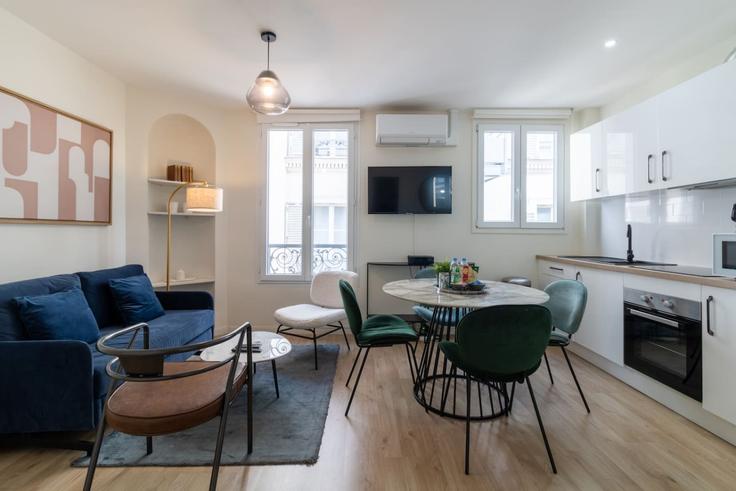Sala de estar elegantemente projetada com móveis modernos em um apartamento no Building Rue Washington - evengestion - 1571030 em 8th arrondissement, Paris Sala de estar elegantemente projetada com móveis modernos em um apartamento no Building Rue Washington - evengestion - 1571030 em 8th arrondissement, Paris