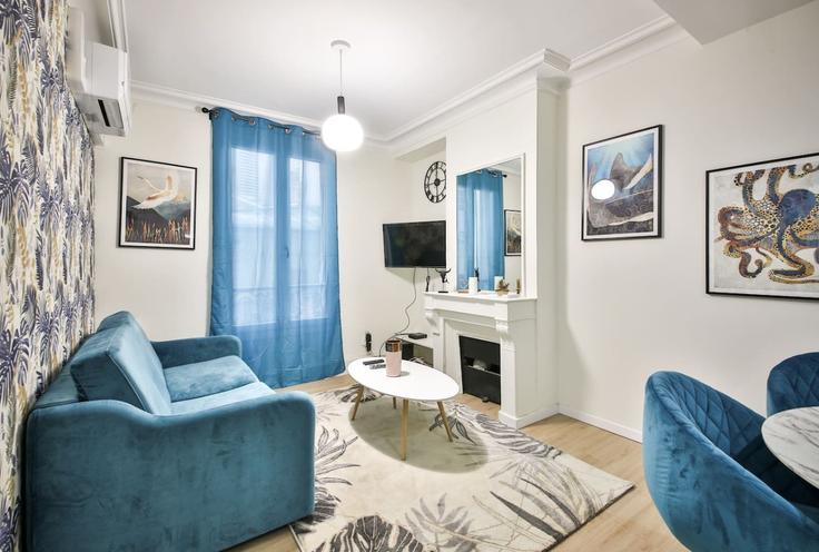 Building Rue Washington - evengestion - 1574122 adresindeki bir dairede modern mobilyalarla zarif bir şekilde tasarlanmış oturma odası 8th arrondissement, Paris