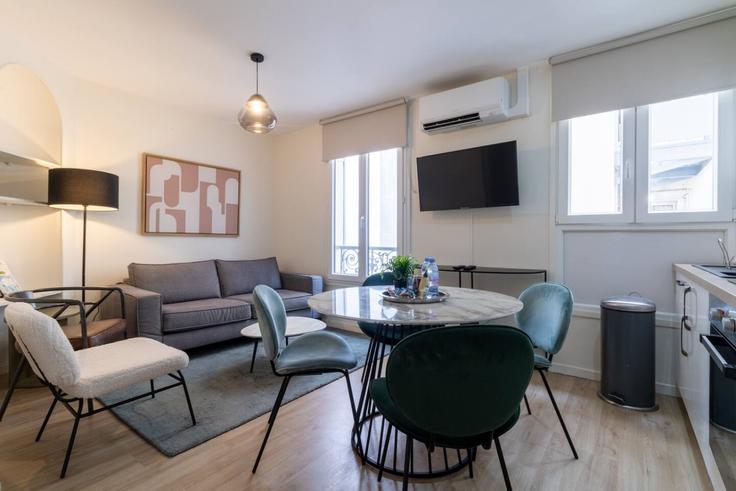 Building Rue Washington - evengestion - 1574125 adresindeki bir dairede modern mobilyalarla zarif bir şekilde tasarlanmış oturma odası 8th arrondissement, Paris