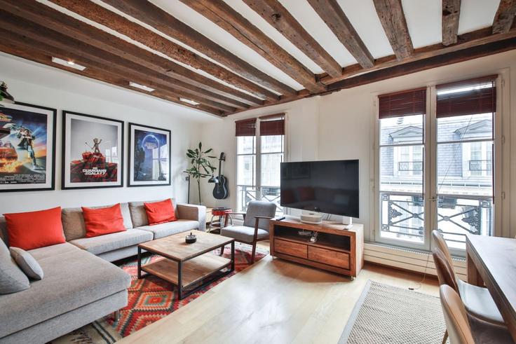 Building Rue Ferdinand Duval - evengestion - 1575245 adresindeki bir dairede modern mobilyalarla zarif bir şekilde tasarlanmış oturma odası 3rd arrondissement, Paris
