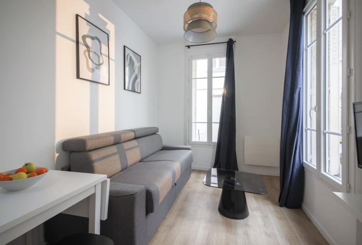 Sala de estar elegantemente projetada com móveis modernos em um apartamento no Building Place du Commerce - evengestion - 1575246 em 15th arrondissement, Paris