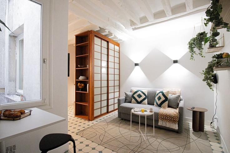 Building Rue Pavée - evengestion - 1579045 adresindeki bir dairede modern mobilyalarla zarif bir şekilde tasarlanmış oturma odası 3rd arrondissement, Paris