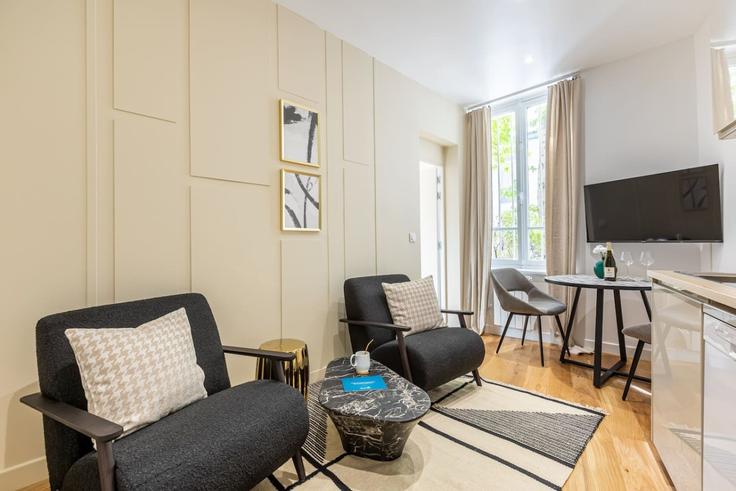 8th arrondissement, Paris에 위치한 Building Avenue de Wagram - evengestion - 1579047 유닛의 세련된 인테리어가 돋보이는 거실