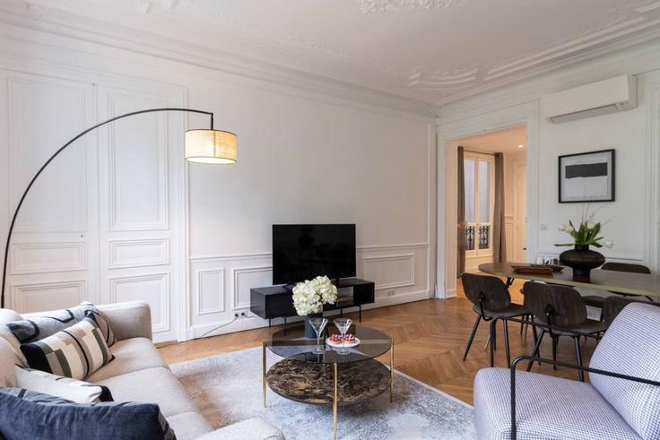 Elegant gestaltetes Wohnzimmer mit moderner Einrichtung in einer Wohnung im Building Avenue de Wagram - evengestion - 1579048 in 8th arrondissement, Paris