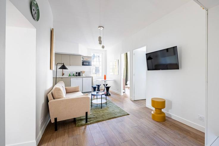 Elegant gestaltetes Wohnzimmer mit moderner Einrichtung in einer Wohnung im Building Rue Mouffetard - evengestion - 1579451 in 5th arrondissement, Paris Elegant gestaltetes Wohnzimmer mit moderner Einrichtung in einer Wohnung im Building Rue Mouffetard - evengestion - 1579451 in 5th arrondissement, Paris
