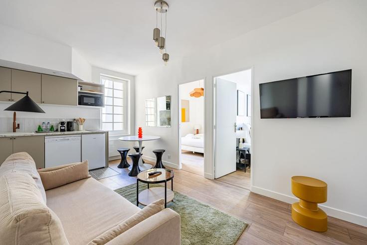 Sala de estar elegantemente projetada com móveis modernos em um apartamento no Building Rue Mouffetard - evengestion - 1579451 em 5th arrondissement, Paris