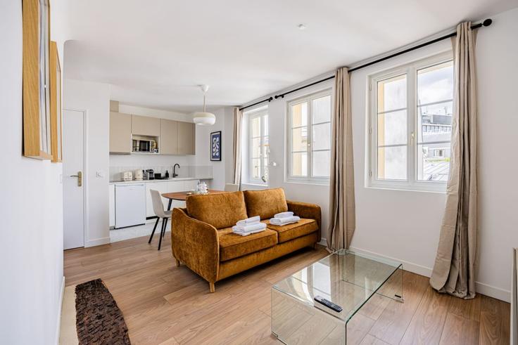 Elegant gestaltetes Wohnzimmer mit moderner Einrichtung in einer Wohnung im Building Rue Mouffetard - evengestion - 1579835 in 5th arrondissement, Paris
