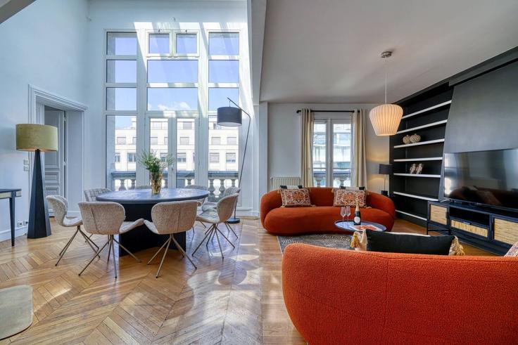 Paris 8th arrondissementのBuilding Avenue de Wagram - evengestion - 1580641のアパートメントにある、モダンな家具を備えたエレガントなデザインのリビングルーム Paris 8th arrondissementのBuilding Avenue de Wagram - evengestion - 1580641のアパートメントにある、モダンな家具を備えたエレガントなデザインのリビングルーム