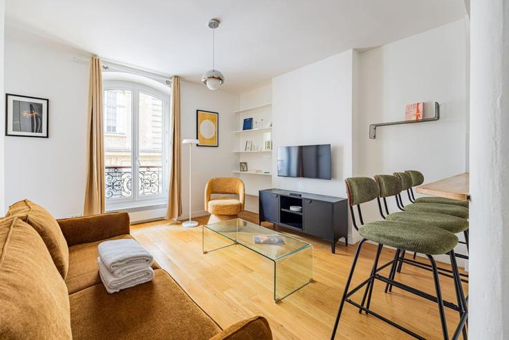Paris 3rd arrondissementのBuilding Rue de Turbigo - evengestion - 1580642のアパートメントにある、モダンな家具を備えたエレガントなデザインのリビングルーム Paris 3rd arrondissementのBuilding Rue de Turbigo - evengestion - 1580642のアパートメントにある、モダンな家具を備えたエレガントなデザインのリビングルーム