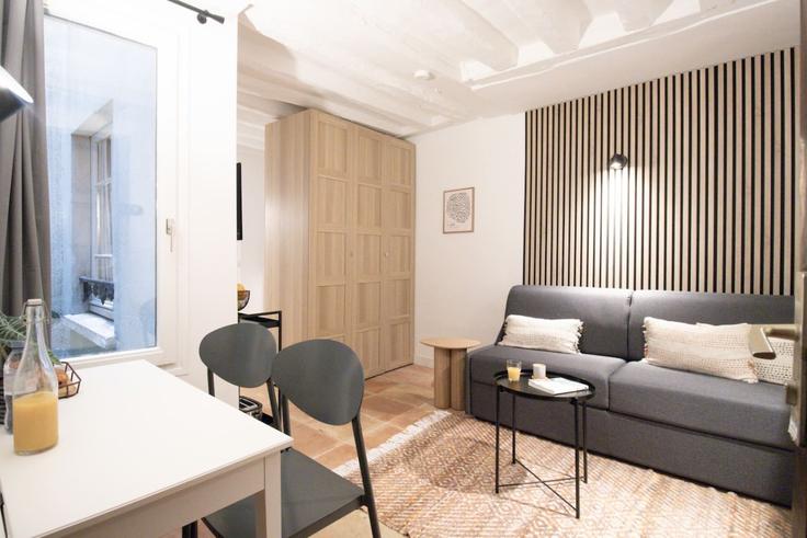 3rd arrondissement, Paris에 위치한 Building Rue Pavée - evengestion - 1580643 유닛의 세련된 인테리어가 돋보이는 거실 3rd arrondissement, Paris에 위치한 Building Rue Pavée - evengestion - 1580643 유닛의 세련된 인테리어가 돋보이는 거실