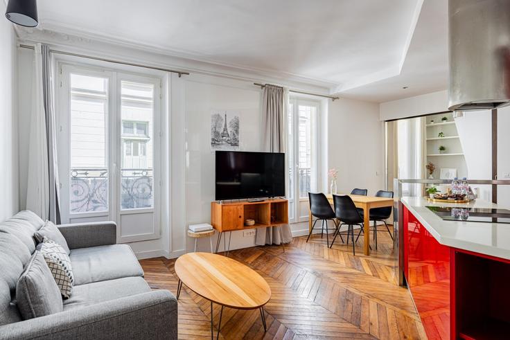 Sala de estar elegantemente projetada com móveis modernos em um apartamento no Building Rue Beauregard - evengestion - 1580644 em 2nd arrondissement, Paris Sala de estar elegantemente projetada com móveis modernos em um apartamento no Building Rue Beauregard - evengestion - 1580644 em 2nd arrondissement, Paris