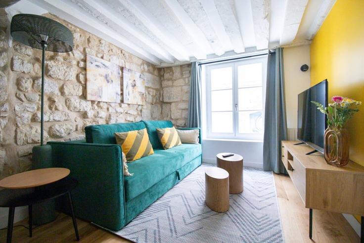 Building Rue Pavée - evengestion - 1580645 adresindeki bir dairede modern mobilyalarla zarif bir şekilde tasarlanmış oturma odası 3rd arrondissement, Paris