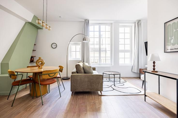Elegant gestaltetes Wohnzimmer mit moderner Einrichtung in einer Wohnung im Building Rue Mouffetard - evengestion - 1581106 in 5th arrondissement, Paris Elegant gestaltetes Wohnzimmer mit moderner Einrichtung in einer Wohnung im Building Rue Mouffetard - evengestion - 1581106 in 5th arrondissement, Paris
