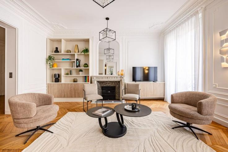 Sala de estar elegantemente projetada com móveis modernos em um apartamento no Building Rue de Ponthieu - evengestion - 1581539 em 8th arrondissement, Paris Sala de estar elegantemente projetada com móveis modernos em um apartamento no Building Rue de Ponthieu - evengestion - 1581539 em 8th arrondissement, Paris