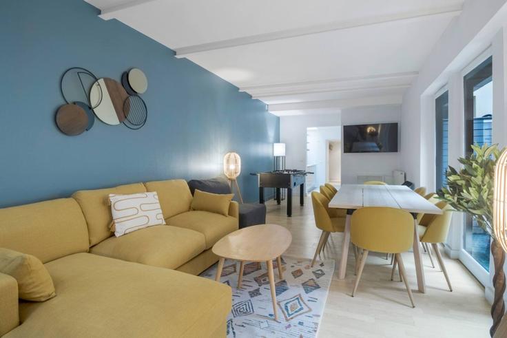 Elegant gestaltetes Wohnzimmer mit moderner Einrichtung in einer Wohnung im Building Rue Mouffetard - evengestion - 1581541 in 5th arrondissement, Paris Elegant gestaltetes Wohnzimmer mit moderner Einrichtung in einer Wohnung im Building Rue Mouffetard - evengestion - 1581541 in 5th arrondissement, Paris