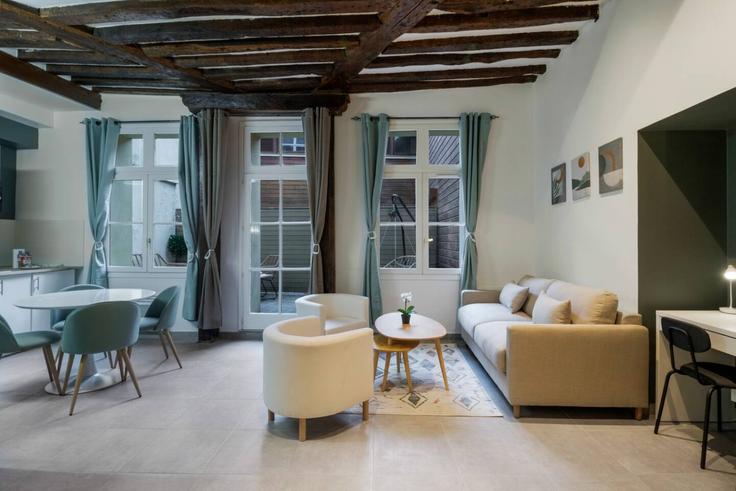 Elegant gestaltetes Wohnzimmer mit moderner Einrichtung in einer Wohnung im Building Rue Mouffetard - evengestion - 1581542 in 5th arrondissement, Paris Elegant gestaltetes Wohnzimmer mit moderner Einrichtung in einer Wohnung im Building Rue Mouffetard - evengestion - 1581542 in 5th arrondissement, Paris