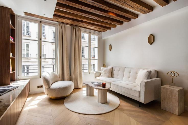 Paris 1st arrondissementのBuilding Rue Saint-Honoré - evengestion - 1583816のアパートメントにある、モダンな家具を備えたエレガントなデザインのリビングルーム Paris 1st arrondissementのBuilding Rue Saint-Honoré - evengestion - 1583816のアパートメントにある、モダンな家具を備えたエレガントなデザインのリビングルーム