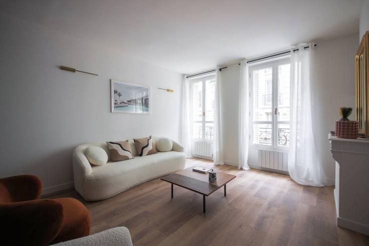 Sala de estar elegantemente projetada com móveis modernos em um apartamento no Building Place du Commerce - evengestion - 1583818 em 15th arrondissement, Paris Sala de estar elegantemente projetada com móveis modernos em um apartamento no Building Place du Commerce - evengestion - 1583818 em 15th arrondissement, Paris