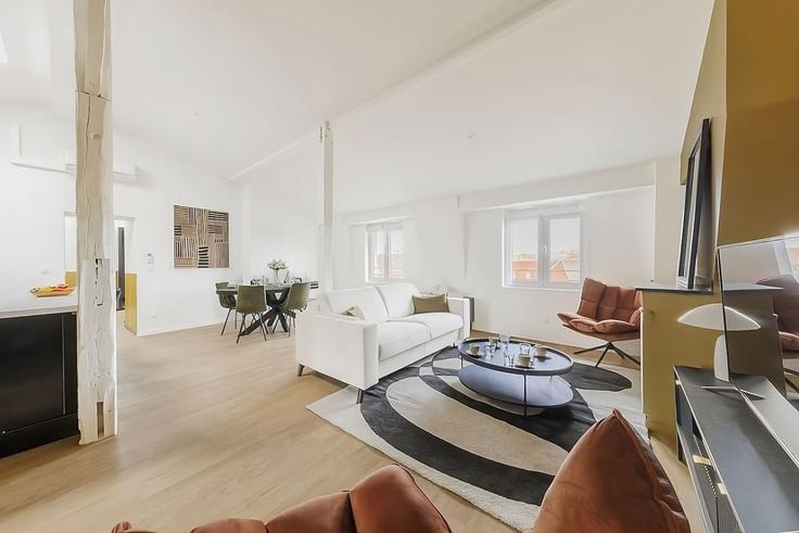 Elegant gestaltetes Wohnzimmer mit moderner Einrichtung in einer Wohnung im Building Rue de Sèvres - evengestion - 1584762 in 6th arrondissement, Paris