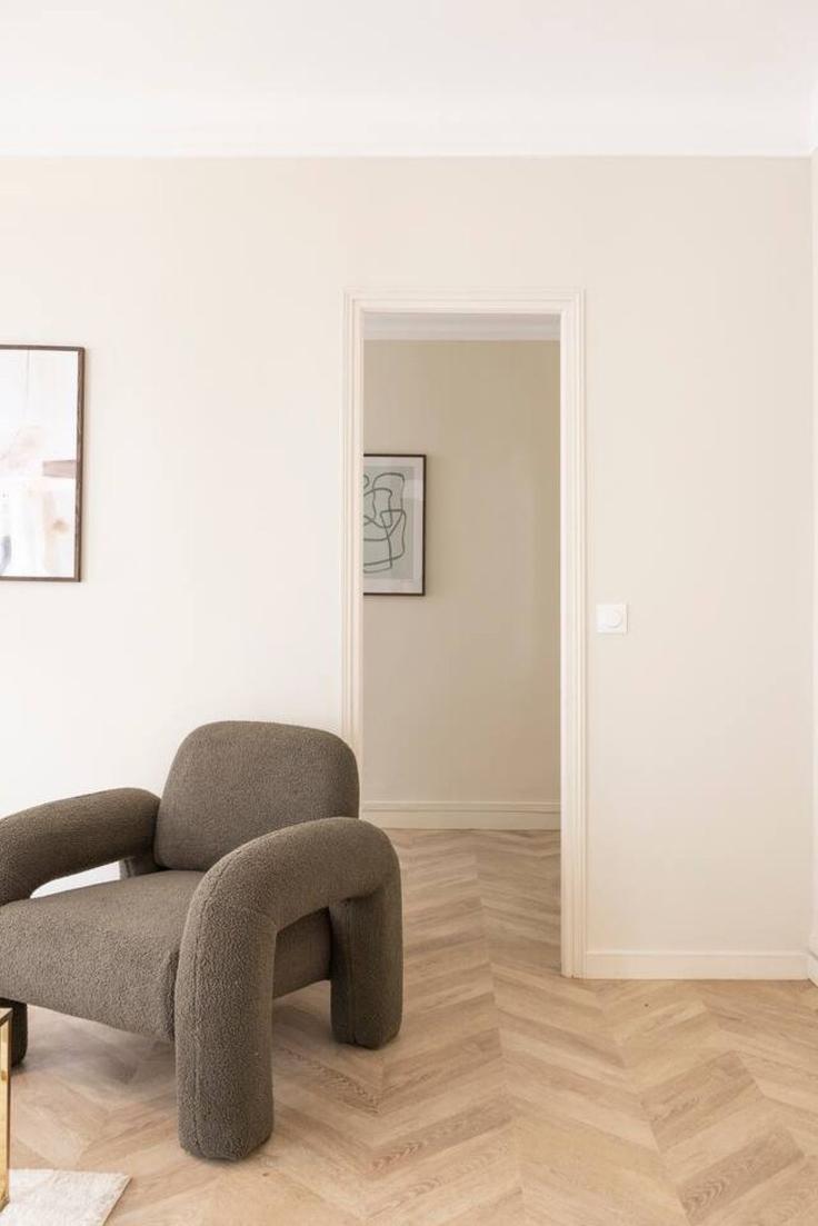 Salle de séjour élégante avec mobilier moderne dans un appartement à Building Place du Commerce - evengestion - 1586648 à 15th arrondissement, Paris