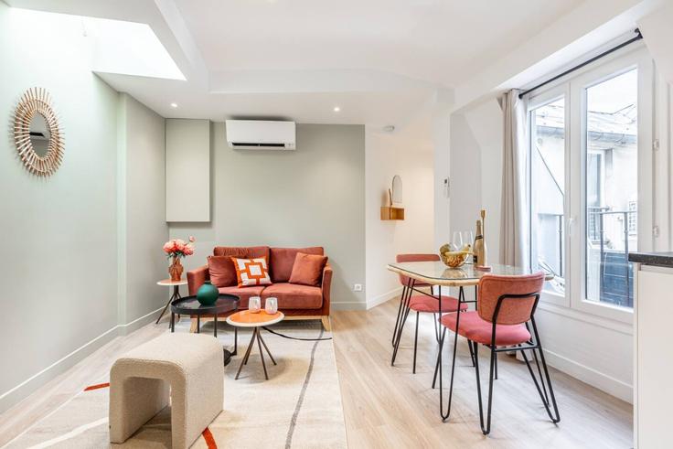 8th arrondissement, Paris에 위치한 Building Avenue de Wagram - evengestion - 1604817 유닛의 세련된 인테리어가 돋보이는 거실 8th arrondissement, Paris에 위치한 Building Avenue de Wagram - evengestion - 1604817 유닛의 세련된 인테리어가 돋보이는 거실