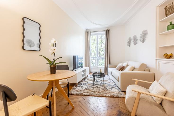 Salle de séjour élégante avec mobilier moderne dans un appartement à Building Avenue de Wagram - evengestion - 1604818 à 8th arrondissement, Paris