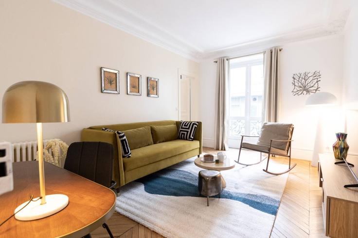 Elegant gestaltetes Wohnzimmer mit moderner Einrichtung in einer Wohnung im Building Avenue de Wagram - evengestion - 1604819 in 8th arrondissement, Paris Elegant gestaltetes Wohnzimmer mit moderner Einrichtung in einer Wohnung im Building Avenue de Wagram - evengestion - 1604819 in 8th arrondissement, Paris