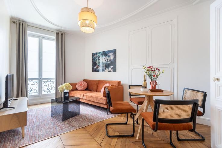 Elegant gestaltetes Wohnzimmer mit moderner Einrichtung in einer Wohnung im Building Avenue de Wagram - evengestion - 1604821 in 8th arrondissement, Paris Elegant gestaltetes Wohnzimmer mit moderner Einrichtung in einer Wohnung im Building Avenue de Wagram - evengestion - 1604821 in 8th arrondissement, Paris