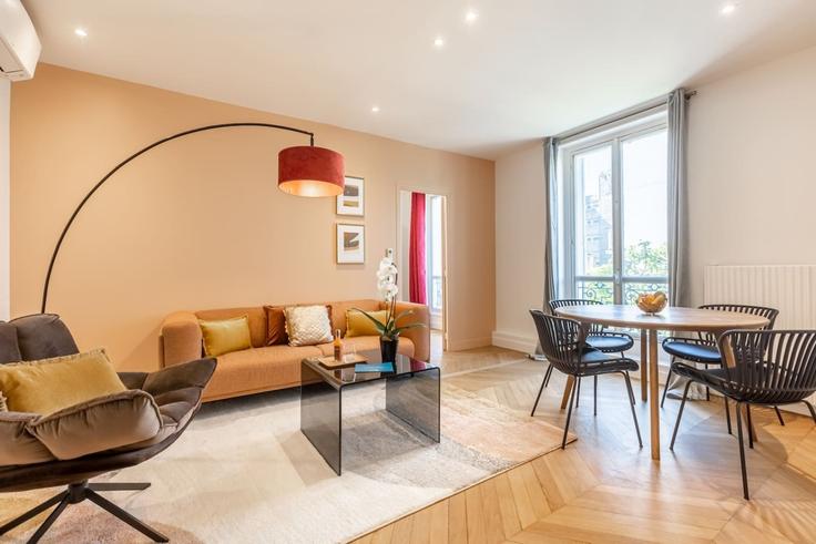 Elegant gestaltetes Wohnzimmer mit moderner Einrichtung in einer Wohnung im Building Avenue de Wagram - evengestion - 1604822 in 8th arrondissement, Paris Elegant gestaltetes Wohnzimmer mit moderner Einrichtung in einer Wohnung im Building Avenue de Wagram - evengestion - 1604822 in 8th arrondissement, Paris