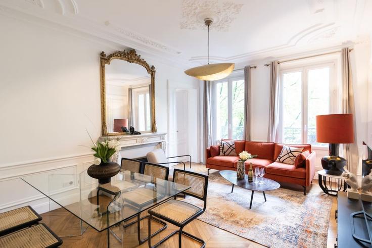 Building Avenue de Wagram - evengestion - 1604824 adresindeki bir dairede modern mobilyalarla zarif bir şekilde tasarlanmış oturma odası 8th arrondissement, Paris Building Avenue de Wagram - evengestion - 1604824 adresindeki bir dairede modern mobilyalarla zarif bir şekilde tasarlanmış oturma odası 8th arrondissement, Paris